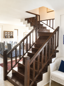 Renovierte und dunkel lackierte Holztreppe in einem Wohnhaus in Köln