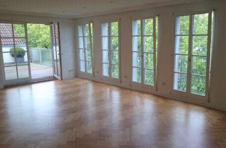 Helles renoviertes Wohnzimmer mit Parkett und frisch gestrichenen Wänden in Köln