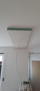 Trockenbau-Deckenverkleidung aus Gipskarton auf einer Baustelle in Köln