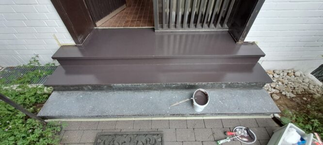 Frisch gestrichene Außentreppe nach Malerarbeiten in Köln